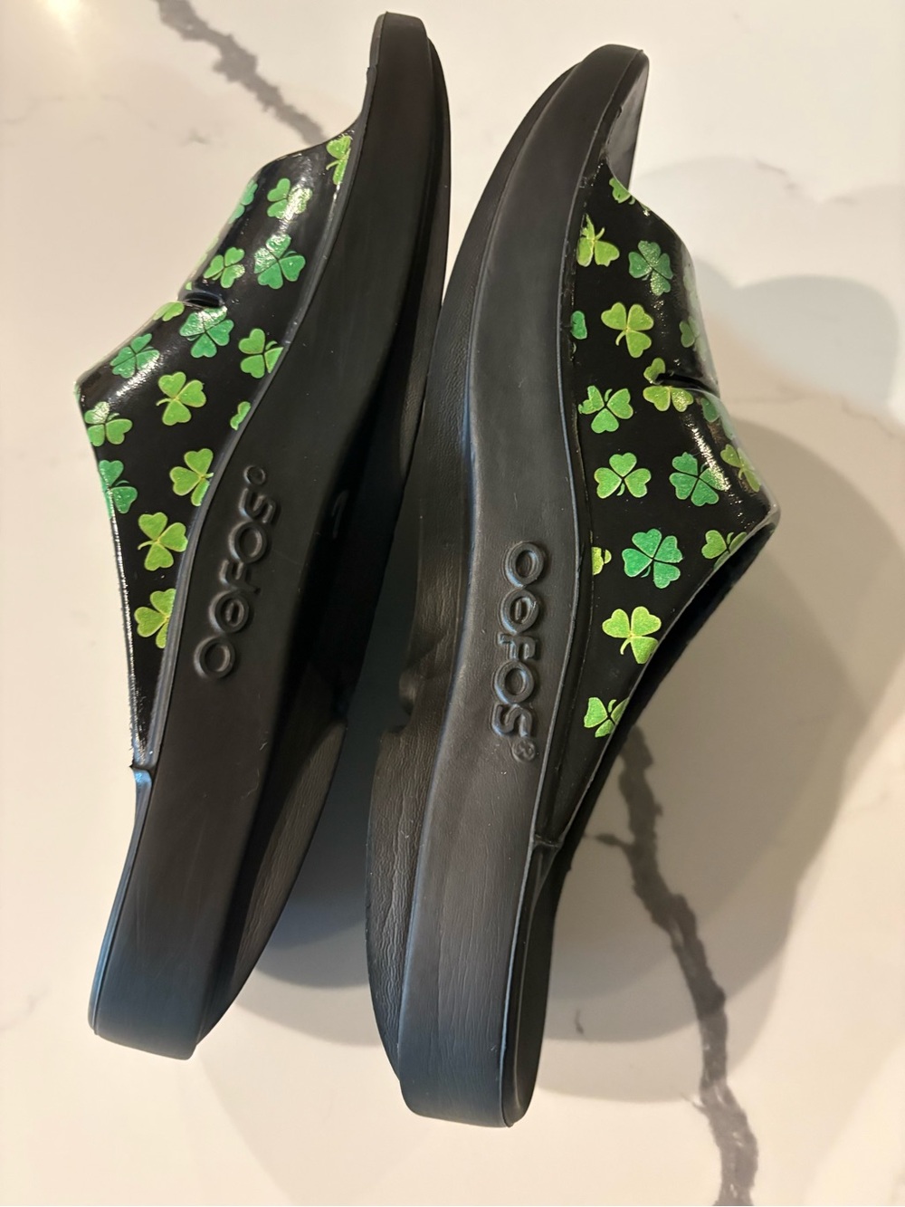 OOFOS Ooahh Limited Edition Black with Green Clover Design Sandal, 8, 39 - Picture 8 of 10